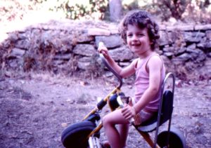 Jo amb quatre o cinc anys sobre un tricicle