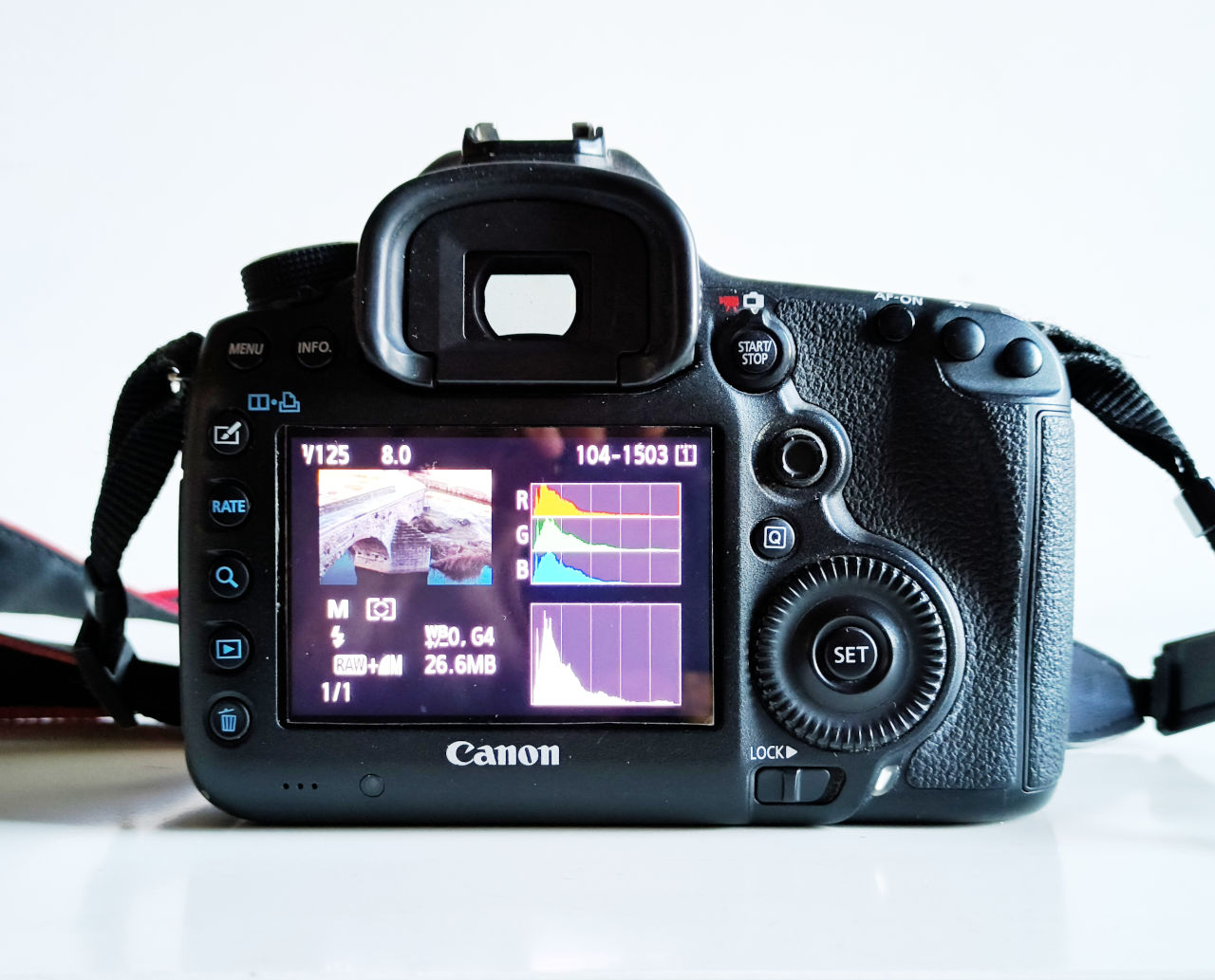 Part posterior i pantalla d'una càmera rèflex digital